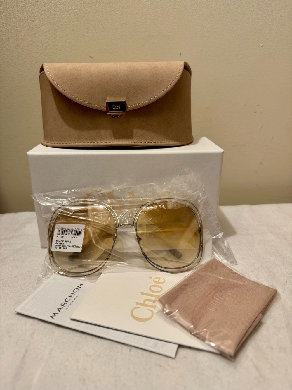 NWT Chloé Carlina Gold Oversized Sunglasses
CE126S 802 - Full Set!
